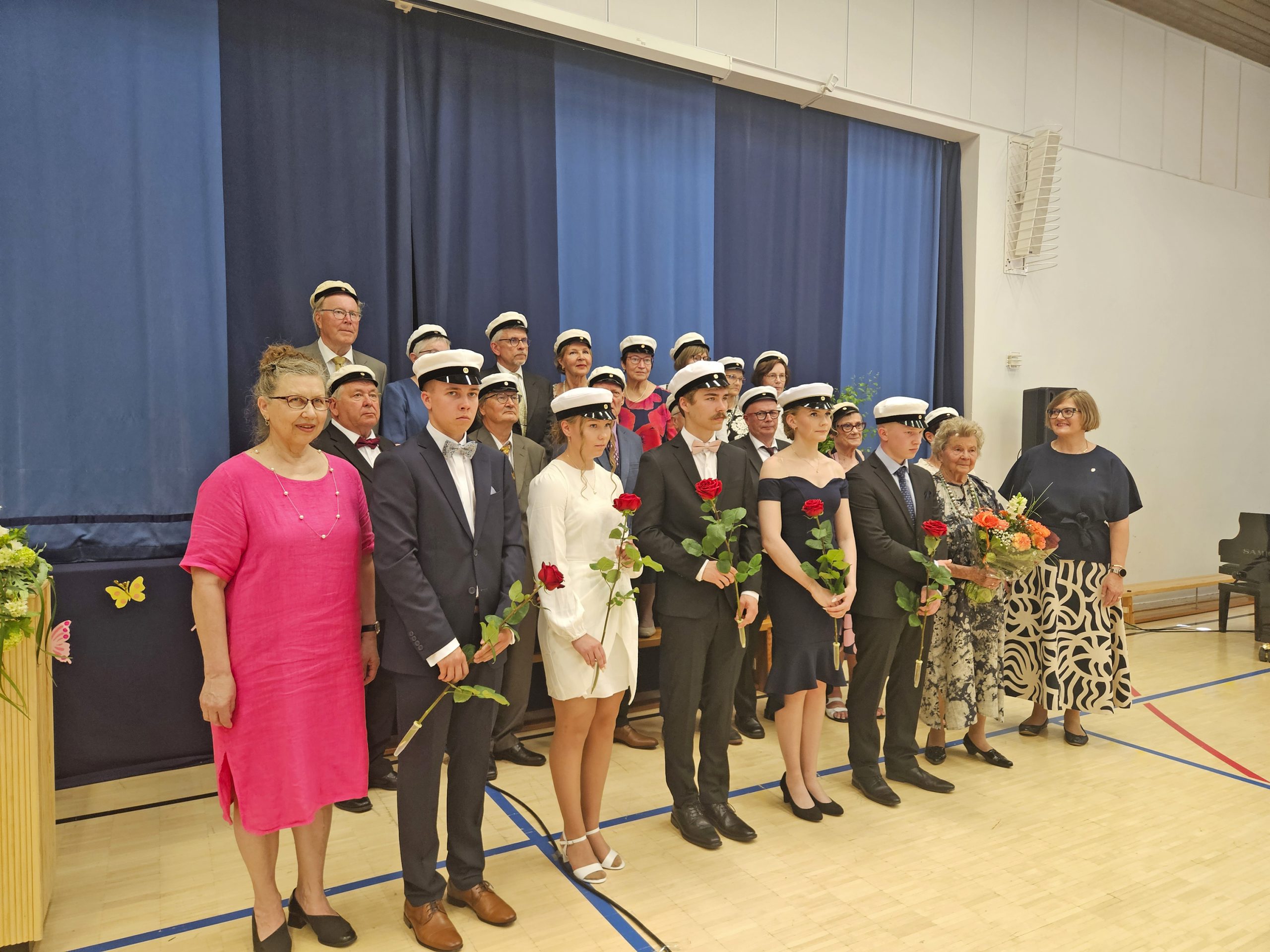 ylioppilaat-ja-riemuylioppilaat-lakitettiin-sulkava-lehti
